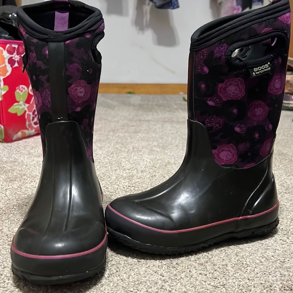 Like new, Purple flower Bog Boots!